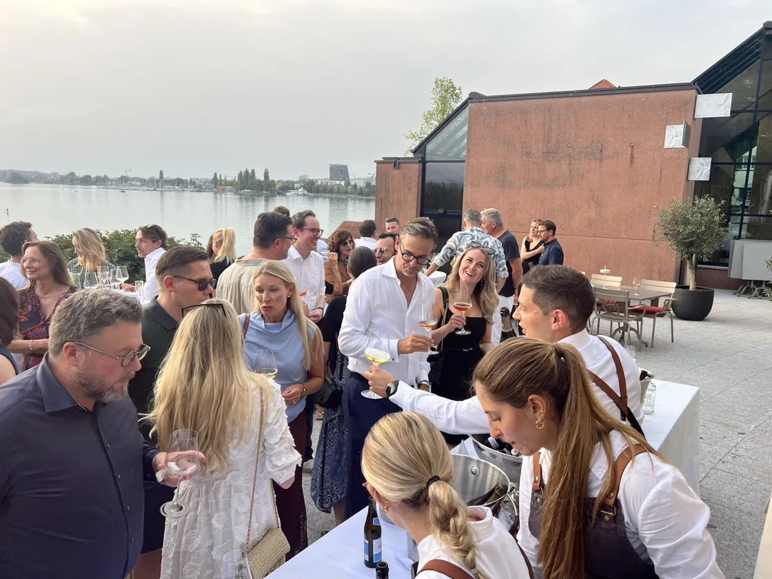 Drinks being poured lakeside at the Convero Summer Event 2026